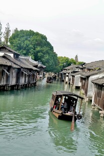 江南水乡小船悠悠穿行