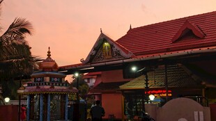 黄昏下的东南亚风情建筑