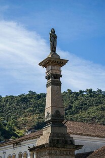 古老石柱与雕像