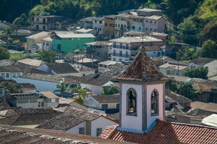 小镇风光 钟楼点缀多彩房屋