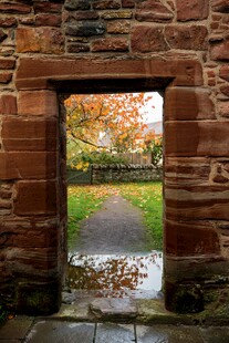砖门后的秋日小径美景