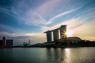 夕阳下的城市滨水建筑景观