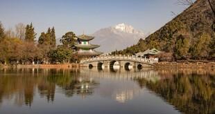 湖畔石桥映景 山水如画