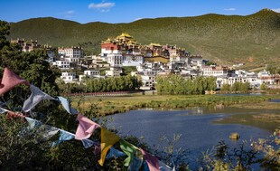 湖畔藏式村落美景