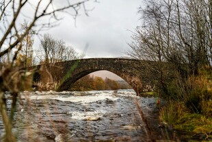 石桥下湍急河流风景