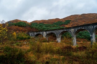山间古老高架桥风景