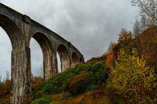 秋日山谷中的古老高架桥