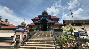 传统寺庙建筑 阶梯通向庙宇