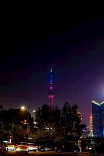 城市夜景中的绚丽高塔