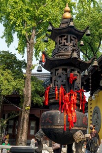 古香炉挂祈福红绸