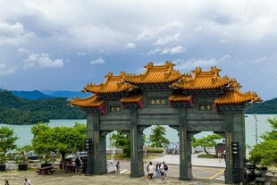 中式古典牌坊 湖光山色间