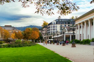 秋日城市中的优雅建筑景观