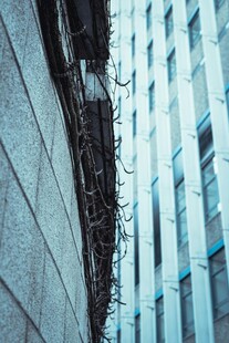 都市高楼间的狭窄视角