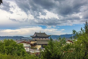 古建隐于绿树间的景致