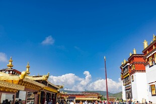 藏式寺庙建筑群风景