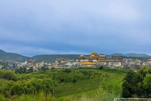 山间美景中的古朴建筑群