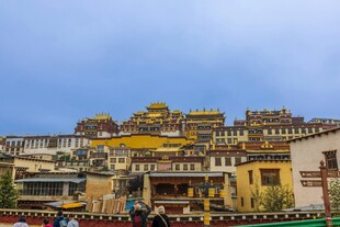 布达 宫前的热闹景象