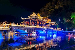 古桥夜景 璀璨灯火映楼阁