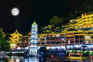 月夜下的璀璨中式古建筑群