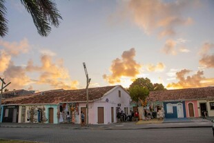 夕阳下的古朴小镇街景