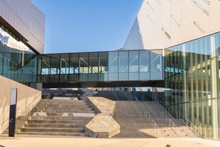 现代玻璃建筑外观景观