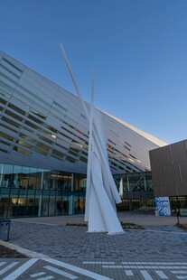 现代建筑前的独特雕塑