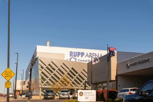 机场外的建筑与停放车辆