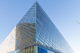 现代玻璃金字塔建筑外观