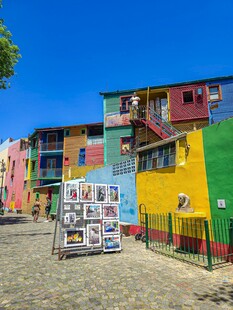 彩色房屋旁的艺术展示区