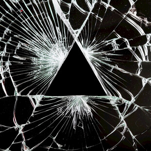 破碎玻璃中的黑色三角