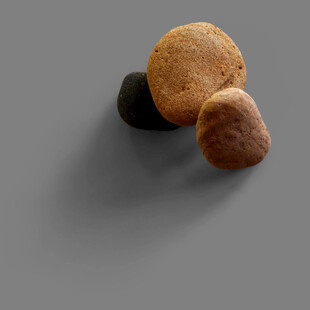 三颗圆润石头静物图