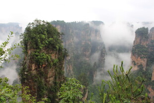 云雾缭绕的壮观奇峰异石