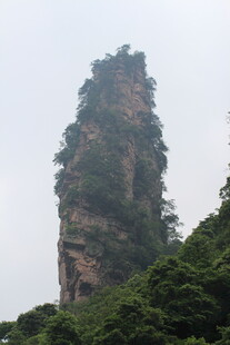 奇峰耸立绿意环绕的山峦