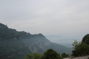 山峦云雾间的自然景致