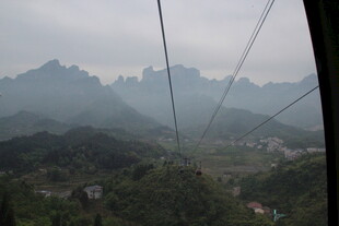 缆车视角下的山峦景致