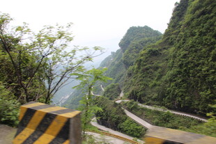 山间蜿蜒公路 绿意盎然