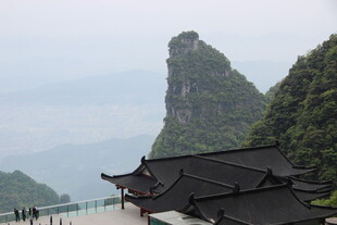 山间古建与奇峰相映成趣