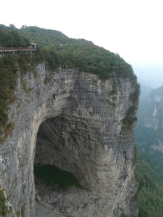 悬崖上的天然石洞奇观