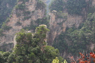 奇峰耸立的壮美山林景观