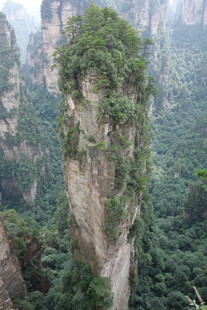 奇峰耸立的翠绿山林