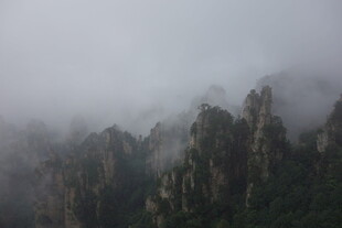 云雾缭绕的壮丽山峰