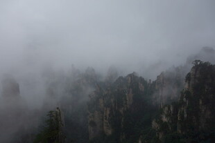 云雾缭绕的壮丽山峰