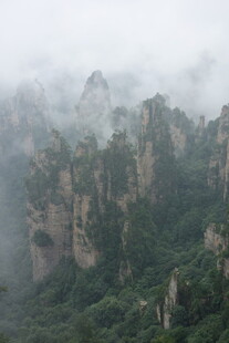 云雾缭绕的奇峰景观