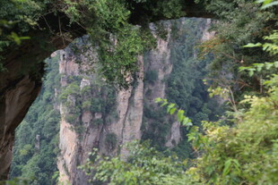 巍峨青山伴葱郁植被