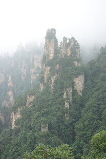 云雾缭绕的壮美山峦