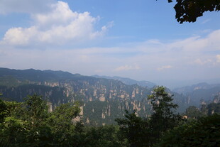 山峦叠翠的壮美自然景观