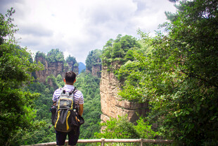 徒步者穿行于山林奇峰间
