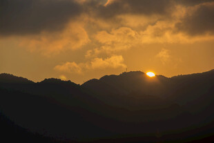 夕阳映山景