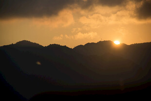 夕阳下的山峦美景