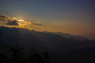 日落时分的壮丽山峦景色